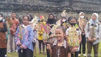 Persis di pelataran candi peserta laku wayang melakukan doa bersama. Doa bersama diperuntukkan bagi almarhum Ketua Persatuan Pedalangan Indonesia (Pepadi) Pusat Kondang Sutrisno yang meninggal Kamis (3/11) lalu.  (Foto: Eko Susanto/detikJateng)