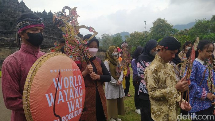 Potret Semar hingga Gatotkaca diarak berkeliling Candi Borobudur Magelang, Senin (7/11/2022). Momen ini memperingati Hari Wayang Nasional 7 November.