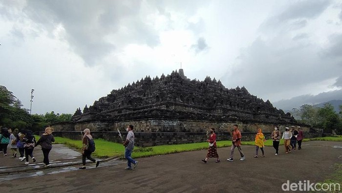 Potret Semar hingga Gatotkaca diarak berkeliling Candi Borobudur Magelang, Senin (7/11/2022). Momen ini memperingati Hari Wayang Nasional 7 November.