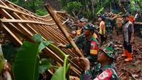 Kejadian ini disebabkan karna hujan deras yang disertai angin kencang pada Minggu (6/11).