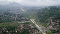 Pemandangan dari atas terowongan kembar Jalan Tol Cisumdawu di Pamulihan, Kabupaten Sumedang, Jawa Barat, Senin (7/11/2022). Tol ini memiliki terowongan terpanjang dan dikelilingi pemandangan yang indah.