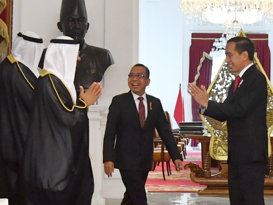 Presiden Joko Widodo menerima Penghargaan Perdamaian Internasional Imam Hasan bin Ali Tahun 2022 yang diserahkan di Istana Merdeka, Jakarta, pada Senin, 7 November 2022. Penghargaan dari Abu Dhabi Forum Peace Award tersebut diserahkan langsung oleh Sekretaris Jenderal Forum Perdamaian Abu Dhabi Cheikhna Abdallah AlSheikh AlMahfodh Bin Bayah. (Foto: Rusman - Biro Pers Sekretariat Presiden)