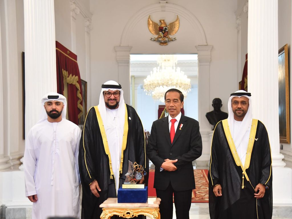Presiden Joko Widodo menerima Penghargaan Perdamaian Internasional Imam Hasan bin Ali Tahun 2022 yang diserahkan di Istana Merdeka, Jakarta, pada Senin, 7 November 2022. Penghargaan dari Abu Dhabi Forum Peace Award tersebut diserahkan langsung oleh Sekretaris Jenderal Forum Perdamaian Abu Dhabi Cheikhna Abdallah AlSheikh AlMahfodh Bin Bayah. (Foto: Rusman - Biro Pers Sekretariat Presiden)