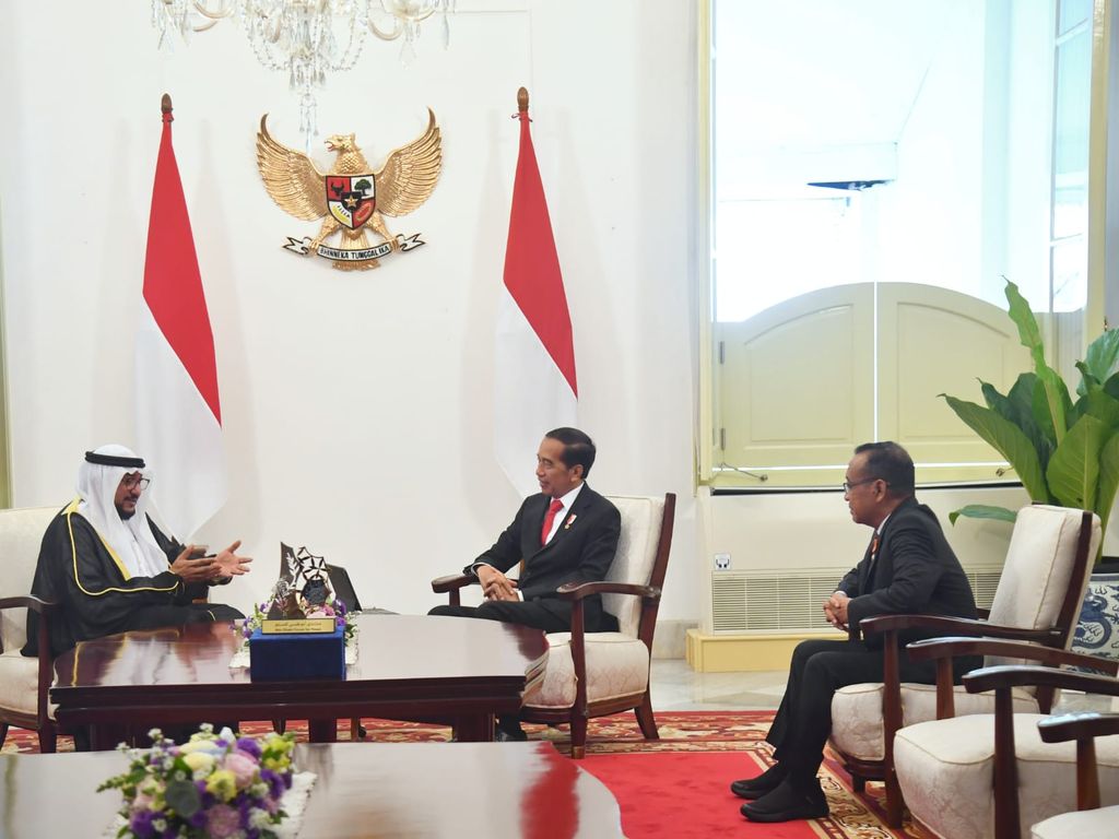 Presiden Joko Widodo menerima Penghargaan Perdamaian Internasional Imam Hasan bin Ali Tahun 2022 yang diserahkan di Istana Merdeka, Jakarta, pada Senin, 7 November 2022. Penghargaan dari Abu Dhabi Forum Peace Award tersebut diserahkan langsung oleh Sekretaris Jenderal Forum Perdamaian Abu Dhabi Cheikhna Abdallah AlSheikh AlMahfodh Bin Bayah. (Foto: Rusman - Biro Pers Sekretariat Presiden)