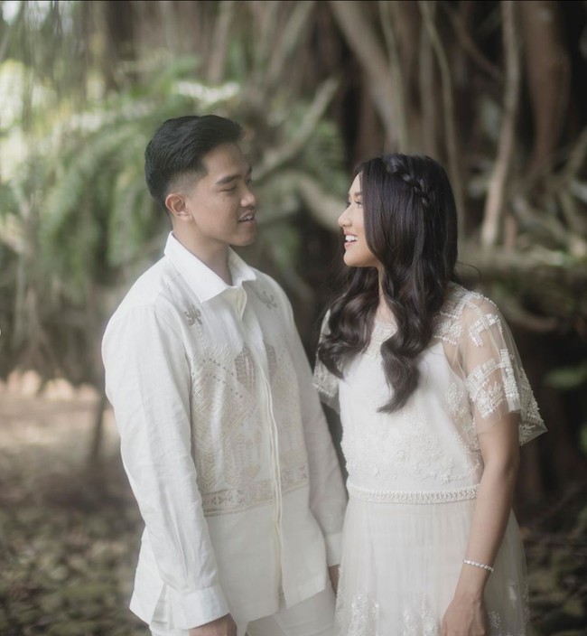 Ada alasan khusus kenapa pohon beringin dipilih sebagai latar belakang. Menurut Erina, pohon beringin punya makna tempat teduh dan berlindung. “Pohon beringin juga punya sulur dan akar yang menjalar ke mana-mana, berasal dari satu pohon yang sama, seperti halnya keragaman suku bangsa yang menyatu di bawah nama Indonesia,” jelasnya. Foto: Instagram/@kaesangp @erinagudono