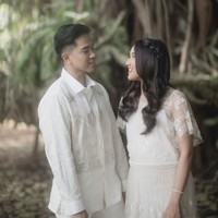 Ada alasan khusus kenapa pohon beringin dipilih sebagai latar belakang. Menurut Erina, pohon beringin punya makna tempat teduh dan berlindung. “Pohon beringin juga punya sulur dan akar yang menjalar ke mana-mana, berasal dari satu pohon yang sama, seperti halnya keragaman suku bangsa yang menyatu di bawah nama Indonesia,” jelasnya. Foto: Instagram/@kaesangp @erinagudono