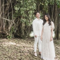 Erina Gudono tampil feminin berbalut gaun putih rancangan desainer Biyan Wanaatmadja. Gaun berpotongan simpel ini tampak mewah berkat detail lace dan bordiran. Foto: Instagram/@kaesangp @erinagudono