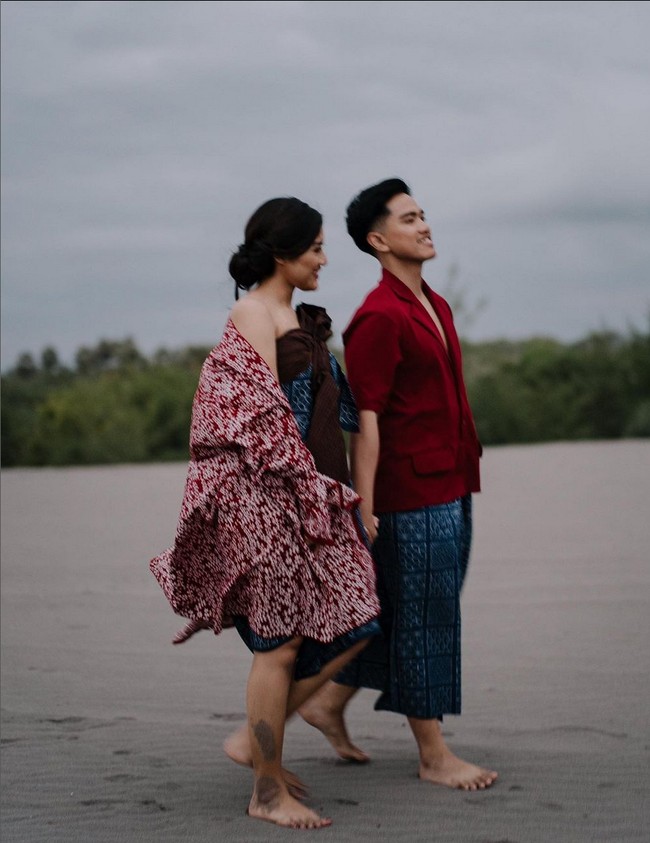 Kaesang Pangarep dan Erina Gudono melakukan pemotretan prewedding dalam berbagai konsep. Setelah kostum bola dan casual, kini keduanya bergaya etnik. Foto: Instagram/@kaesangp @erinagudono