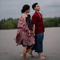 Kaesang Pangarep dan Erina Gudono melakukan pemotretan prewedding dalam berbagai konsep. Setelah kostum bola dan casual, kini keduanya bergaya etnik. Foto: Instagram/@kaesangp @erinagudono