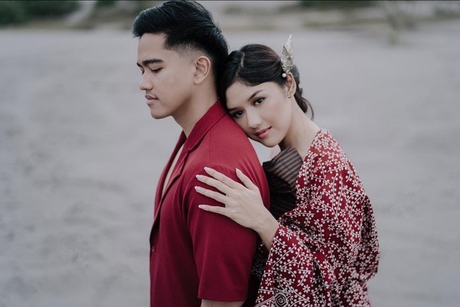 Pemotretan dengan latar belakang perbukitan, Kaesang dan Erina mengenakan kain batik bernuansa merah-biru. Foto: Instagram/@kaesangp @erinagudono