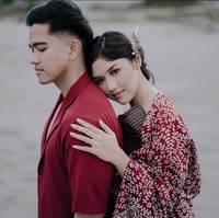 Pemotretan dengan latar belakang perbukitan, Kaesang dan Erina mengenakan kain batik bernuansa merah-biru. Foto: Instagram/@kaesangp @erinagudono