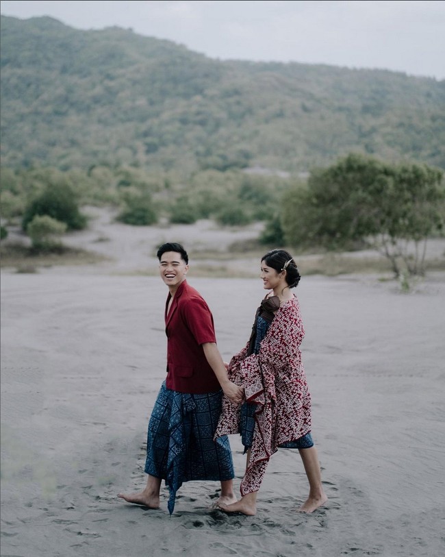 Kaesang Pangarep dan Erina Gudono melakukan pemotretan prewedding outdoor di bukit pasir. Keduanya kompak mengenakan kain batik bernuansa merah-biru. Foto: Instagram/@kaesangp @erinagudono