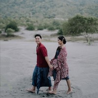 Kaesang Pangarep dan Erina Gudono melakukan pemotretan prewedding outdoor di bukit pasir. Keduanya kompak mengenakan kain batik bernuansa merah-biru. Foto: Instagram/@kaesangp @erinagudono