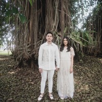 Dalam tema pemotretan prewedding lainnya, dua sejoli ini kompak memakai busana serba putih. Kali ini mereka pose dengan latar pohon beringin. Foto: Instagram/@kaesangp @erinagudono