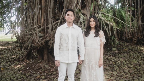 7 Foto Prewedding Terbaru Kaesang & Erina, Latar Bukit Hingga Pohon Beringin