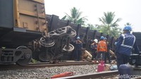 Tabrakan kereta itu juga membuat seluruh perjalanan atau keberangkatan kereta api di seluruh stasiun di Lampung dibatalkan. (Foto: Tommy Saputra/detikSumut)