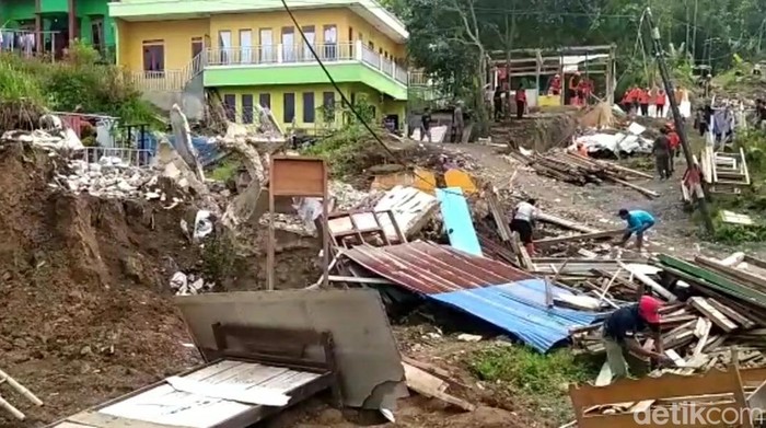 Proses pembongkaran rumah korban tanah bergerak di Desa Sridadi, Sirampog, Brebes, Senin (7/11/2022).