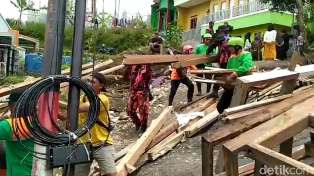 Proses pembongkaran rumah korban tanah bergerak di Desa Sridadi, Sirampog, Brebes, Senin (7/11/2022).