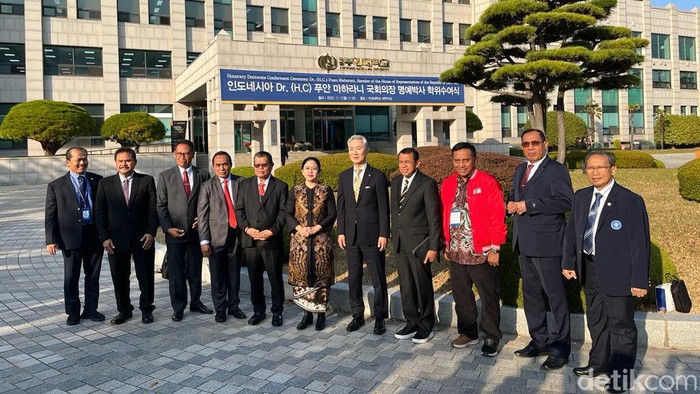 Para pimpinan kampus negeri Indonesia berpose bersama Puan dan President Pukyong National University di Busan, Korsel.