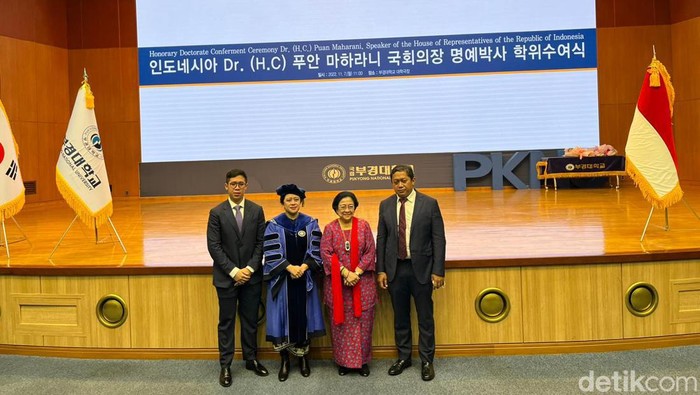 Puan Maharani usai ‘diwisuda’ di Pukyong National University didampingi Megawati bersama Suami dan putranya. (Ahmad Toriq/detikcom).