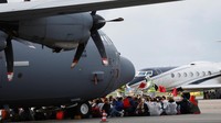Kelompok lingkungan mengatakan Schiphol adalah sumber terbesar emisi karbon dioksida di Belanda, memancarkan 12 miliar kilogram per tahun. Ratusan demonstran lain di dalam dan di sekitar aula utama bandara membawa spanduk bertuliskan Batasi Penerbangan dan Lebih Banyak Kereta.