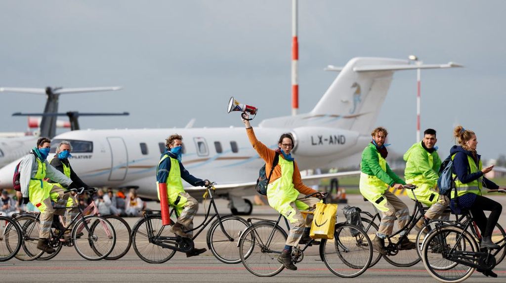 Ratusan Aktivis Iklim Serbu Bandara Schiphol, Adang Jet Pribadi