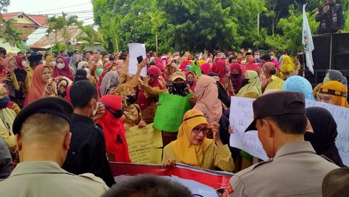 Ratusan guru honorer Dompu melakukan aksi unjuk rasa di Kantor Bupati Dompu, NTB, Senin (7/11/2022) pagi.