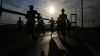 Pada saat perlombaan maraton ini, beberapa layanan transportasi umum, termasuk metrobus dihentikan hingga pukul satu siang. (Hakan Akgun/Getty Images)  