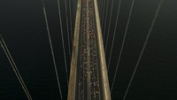 Pelari menyeberangi jembatan Martir 15 Juli di atas sungai Bosphorus selama ajang Istanbul Marathon edisi ke-44, Istanbul, Turki, Minggu (6/11/2022). (AP Photo/Emrah Gurel)  