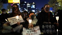 Aksi tersebut digelar di dekat balai kota Seoul, lilin dan pita hitam dibagikan kepada peserta oleh penyelenggara, sebuah kelompok sipil yang telah mengadakan demonstrasi mingguan menentang pemerintahan Presiden Yoon Suk-yeol.