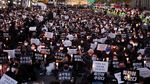Momen Warga Korsel Nyalakan Lilin Mengenang Tragedi Halloween Itaewon