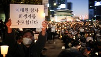 Banyak dari peserta yang memegang plakat bertuliskan Presiden Yoon, mundur dan Kami berduka atas para korban Itaewon.