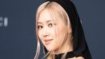 Rose Blackpink Tampil dengan Gaun Hitam Bertudung