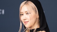 Rose memakai gaun yang menampilkan atasan sampul dengan rok hitam panjang, bersama dengan tudung menutupi rambut pirangnya.  Foto: Patrick McMullan via Getty Image/Robert Smith