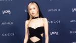 Rose Blackpink Tampil dengan Gaun Hitam Bertudung