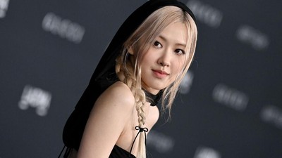 8 Gaya Misterius Rose BLACKPINK, Bertudung Hitam di LACMA Art Film Gala