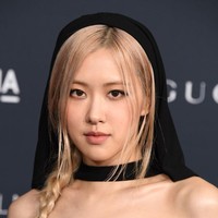 Rose BLACKPINK terlihat misterius dengan aksen tudung hitam yang ditambahkan Creative Director Saint Laurent, Anthony Vaccarello. Gaun tersebut memiliki potongan strapless dan detail cut out yang mengekspos otot perutnya. Foto: Getty Images