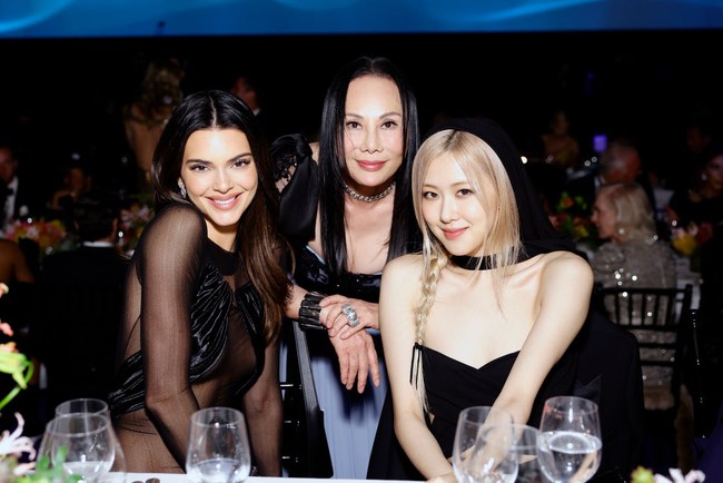 Dalam kesempatan itu, Rose BLACKPINK pun mengabadikan foto bersama Kendall Jenner yang duduk di sampingnya. Foto: Getty Images