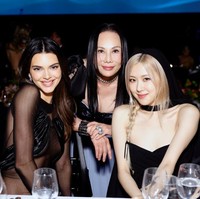 Dalam kesempatan itu, Rose BLACKPINK pun mengabadikan foto bersama Kendall Jenner yang duduk di sampingnya. Foto: Getty Images