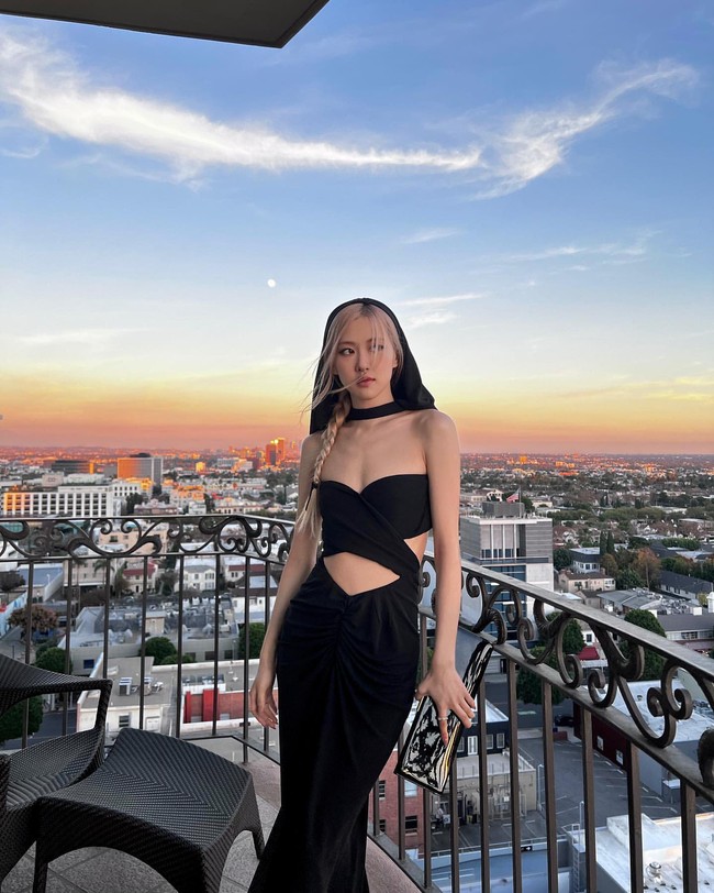 “Terima kasih ART+FILM gala @lacma telah mengundangku ke acara yang luar biasa. Dan tentu saja @ysl @anthonyvaccarello telah mendandaniku dengan gaun yang menakjubkan tadi malam ❤️” tulis Rose BLACKPINK saat membagikan foto-fotonya di Instagram. Foto: dok. Instagram @roses_are_rosie
