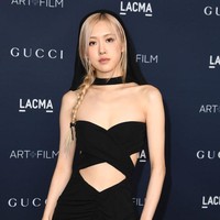 Sejumlah tokoh dari industri seni, film, fashion, dan entertainment berkumpul. Rose BLACKPINK hadir di sela-sela kesibukan tur konser dunia bersama personelnya. Foto: Getty Images