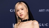 Rose tiba di karpet merah mengenakan pakaian serba hitam milik Anthony Vaccarello dari Saint Laurent.  Foto: Patrick McMullan via Getty Image/Robert Smith