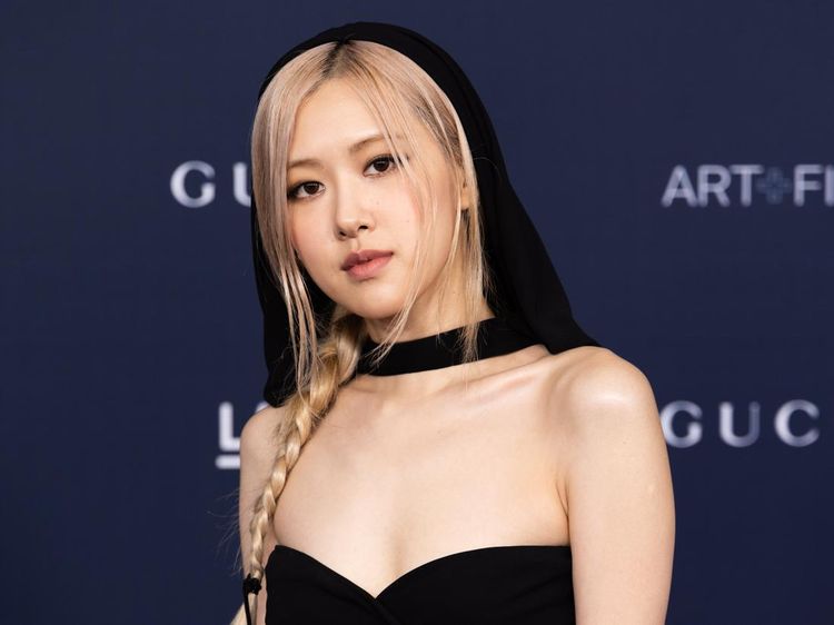 Rose Blackpink Tampil dengan Gaun Hitam Bertudung