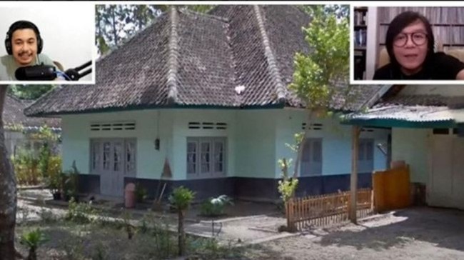Kini namanya sudah banyak dikenal masyarakat, begini penampakan rumah masa kecil Ari Lasso yang terletak di Madiun, Jawa Timur. Seperti kebanyakan rumah-rumah zaman dulu, rumah masa kecil Ari Lasso yang berdinding hijau muda itu juga memiliki halaman yang cukup luas. Foto: Youtube/Raditya Dika