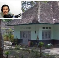 Kini namanya sudah banyak dikenal masyarakat, begini penampakan rumah masa kecil Ari Lasso yang terletak di Madiun, Jawa Timur. Seperti kebanyakan rumah-rumah zaman dulu, rumah masa kecil Ari Lasso yang berdinding hijau muda itu juga memiliki halaman yang cukup luas. Foto: Youtube/Raditya Dika