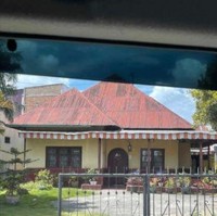 Siapa yang tak kenal dengan presenter sekaligus pengacara kondang Hotman Paris? Begini penampakan rumah masa kecilnya yang terletak di Kecamatan Laguboti, Toba, Sumatera Utara. Melalui unggahannya di Instagram Hotman mengatakan jika bangunan rumah tersebut masih tahun 65. Halaman rumahnya sendiri tampak cukup luas dan asri dengan ditumbuhi beragam tanaman-tanaman hijau. Foto: Instagram/@hotmanparisofficial