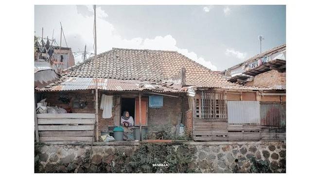 Kalau yang satu ini rumah masa kecil milik Melly Goeslaw. Rumah masa kecilnya itu tampak begitu sederhana, sangat berbeda dengan rumah milik Melly saat ini. Bahkan rumah masa kecilnya itu terletak di pinggir kali. Foto: Instagram/melly_goeslaw