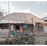 Kalau yang satu ini rumah masa kecil milik Melly Goeslaw. Rumah masa kecilnya itu tampak begitu sederhana, sangat berbeda dengan rumah milik Melly saat ini. Bahkan rumah masa kecilnya itu terletak di pinggir kali. Foto: Instagram/melly_goeslaw