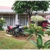 Dude Harlino memiliki rumah masa kecil yang terletak di Lintau, Sumatera Barat. Rumahnya itu tampak begitu luas dan juga asri dengan dikelilingi oleh berbagai tanaman-tanaman hijau. Dari luar rumah masa kecil Dude itu tampak didominasi oleh warna putih. Foto: YouTube/The Harlinos Story