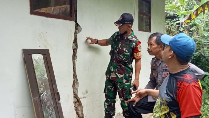 Rumah warga di Ciamis retak